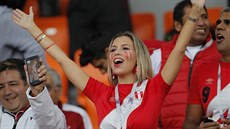 Peruánská fanynka ped utkáním mistrovství svta proti Francii.
