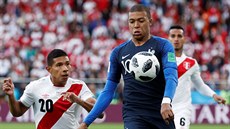 Francouzský útoník Kylian Mbappé v akci bhem utkání mistrovství svta s Peru.