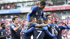 Francouzští fotbalisté slaví vedoucí gól v zápase mistrovství světa s Peru.