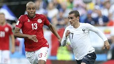 Dánský fotbalista Mathias Zanka Jörgensen stíhá francouzskou hvzdu Antoina...