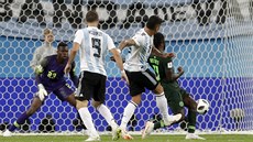 Marcos Rojo stílí vítzný gól Argentiny v utkání mistrovství svta s Nigérií.