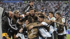 EUGORIE. Fotbalisté Argentiny slaví. Ped koncem utkání proti Nigérii si...