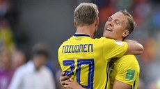 védové Ola Toivonen a Ludwig Augustinsson se radují z vedoucího gólu v utkání...