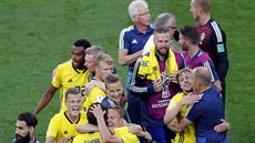 PRVNÍ MÍSTO. Švédové se radují z postupu do osmifinále mistrovství světa, v...