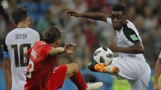 AVLOVAKA. Joel Campbell (vpravo) a Ricardo Rodriguez (vlevo) v souboji o mí...