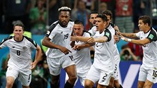Kostariané nahánjí Kendalla Wastona (druhý zleva), autora gólu v utkání...