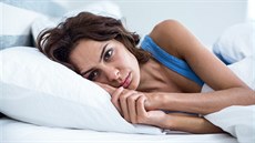 �ena smutek postel stres