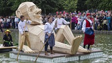 Celkem dvacet netradiních plavidel na lidský pohon zpestilo víkendový rodinný...