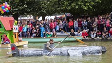 Celkem dvacet netradiních plavidel na lidský pohon zpestilo víkendový rodinný...