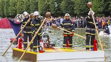 Celkem dvacet netradiních plavidel na lidský pohon zpestilo víkendový rodinný...