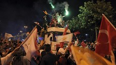 Příznivci Erdogana oslavují jeho vítězství v prezidentských volbách. (24. 6....
