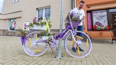 V ulicích Veselí nad Lunicí lidé obdivují nabarvená a vyzdobená kola.