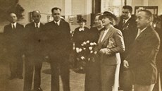 Starosta Václav Soumar stojí vedle ředitele muzea Františka Kroupy s paní Hanou...