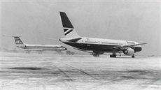 Boeing 757 poprvé v Praze, 12. prosince 1983. Vedle je letoun TU-134A ČSA.