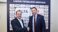 Dušan Svoboda, předseda Ligové fotbalové asociace (LFA) a Petr Šatný (vlevo)...