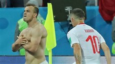 Fotbalista Xherdan Shaqiri (vlevo) slaví politickým gestem gól Švýcarska na MS...
