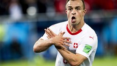 Fotbalista Xherdan Shaqiri  slaví politickým gestem gól Švýcarska na MS proti...