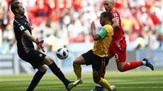 Belgický záložník Eden Hazard obchází tuniského brankáře  Fárúk bin Mustafá a...