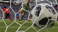 Německý brankář Manuel Neuer právě inkasoval první gól od Korejců v utkání...