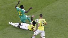 Senegalský útoník Sadio Mané padá ve vápn po zákroku kolumbijského stopera...