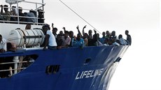 Migranty ze Stedozemního moe zachránila posádka lodi Lifeline (22. ervna...