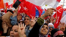 V Istanbulu se seli i píznivci souasného prezidenta Tyyipa Erdogana. (23....