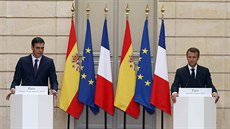 Francouzský prezident Emmanuel Macron se setkal se panlským premiérem Pedro...