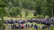 Lidé uctili památku obyvatel obce Leáky na Chrudimsku, kterou v roce 1942...