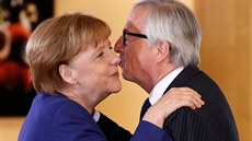 Německá kancléřka Angela Merkelová se vítá s předsedou Evropské komise...