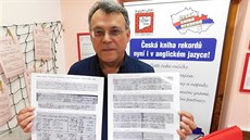 Badatel Vladimír Bzdu�ek v Pelh�imov� ukazuje oskenované a okopírované �ásti...