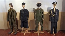 Armádní uniformy a oděvy vystavené na zámku v Polici.