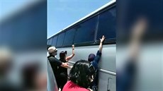 Dojemná scéna. Autobus odváí dti migrant