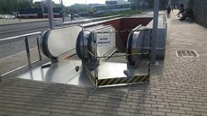 Eskalátor slouící pro výstup ze stanice metra Nádraí Veleslavín je kvli...
