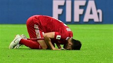 Íránský fotbalista Mílad Mohammadí truchlí po porá�ce se �pan�lskem.