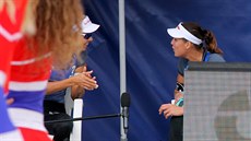 Markéta Sluková a Barbora Hermannová pi oddechovém ase v semifinále turnaje...