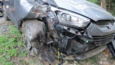 Nabouraný osobní automobil Hyundai mezi Hazlovem a Aí.