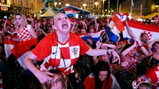 Chorvattí fanouci se radují v ulicích Záhebu z výhry nad Argentinou.