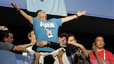 Diego Maradona „děkuje nebesům“ poté, co Messi vstřelil vedoucí gól Argentiny v...