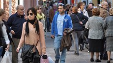 Nerja má krásnou polohu a malé, zato malebné pláe. Pohled z vyhlídky Balcon de Europa k východu.