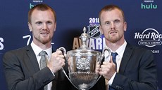 Daniel Sedin (vpravo) a Henrik Sedin pevzali King Clancy Memorial Trophy.