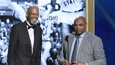 Charles Barkley (vpravo) a Kareem Abdul-Jabbar pedají Oscaru Robertsonovi cenu...
