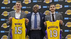 Magic Johnson vítá v LA Lakers posily Moritze Wagnera a Svjatoslava Mychajljuka.