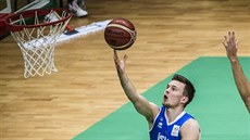 Martin Hermannsson (v modrém) z Islandu zakon�uje na bulharský ko�. Brání Jason...