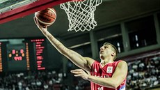 Srbský basketbalista Dragan Milosavljevič zakončuje na gruzínský koš.