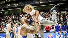 Český basketbalista Blake Schilb se raduje se svou dcerou Isabelle z výhry nad...