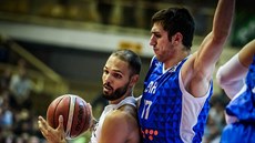 Evan Fournier (vlevo) z Francie se tlaí kolem Aleksandara Lazie z Bosny.