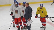 Kou hokejové reprezentace do 18 let Alois Hadamczik bhem kempu v Kravaích