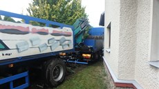 Nákladní auto skonilo na zahrad domu v Líp nad Orlicí na Rychnovsku (28. 6....