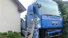 Nákladní auto skon�ilo na zahrad� domu v Líp� nad Orlicí na Rychnovsku (28. 6....