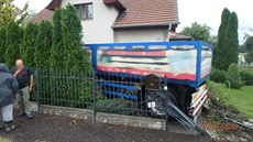Nákladní auto skončilo na zahradě domu v Lípě nad Orlicí na Rychnovsku (28. 6....